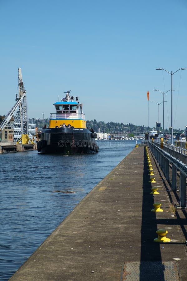 Grand remorqueur bleu et jaune chez Ballard Locks, Seattle images libres de droits Grand remorqueur bleu et jaune chez Ballard Locks, Seattle images libres de droits