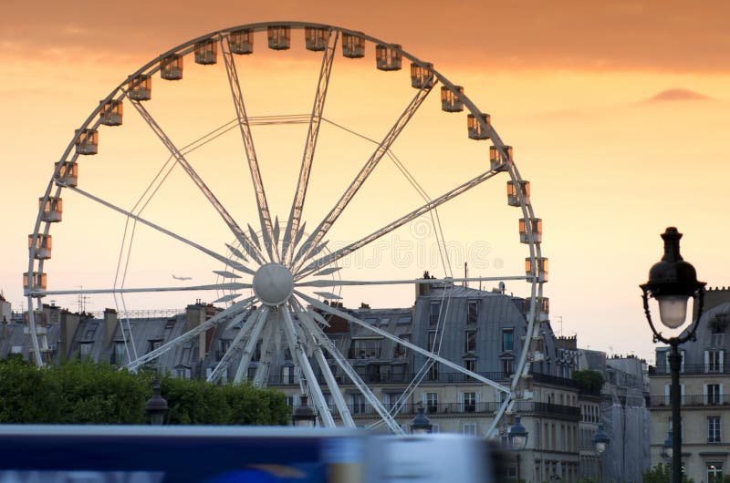 Grand roulez dedans la ville de Paris photo libre de droits Grand roulez dedans la ville de Paris photo libre de droits