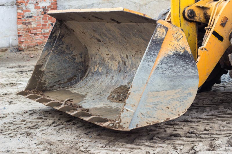 Grand seau de chariot élévateur jaune de tracteur, plan rapproché, poche image stock Grand seau de chariot élévateur jaune de tracteur, plan rapproché, poche image stock