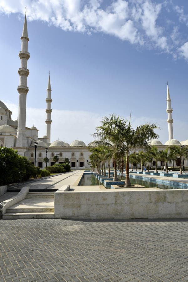 Grand Sheikh Zayed Moschee, Fujairah, Vereinigte Arabische Emirate, 4. Juni 2019. Tagesansicht der Moschee lizenzfreie stockfotografie Grand Sheikh Zayed Moschee, Fujairah, Vereinigte Arabische Emirate, 4. Juni 2019. Tagesansicht der Moschee lizenzfreie stockfotografie