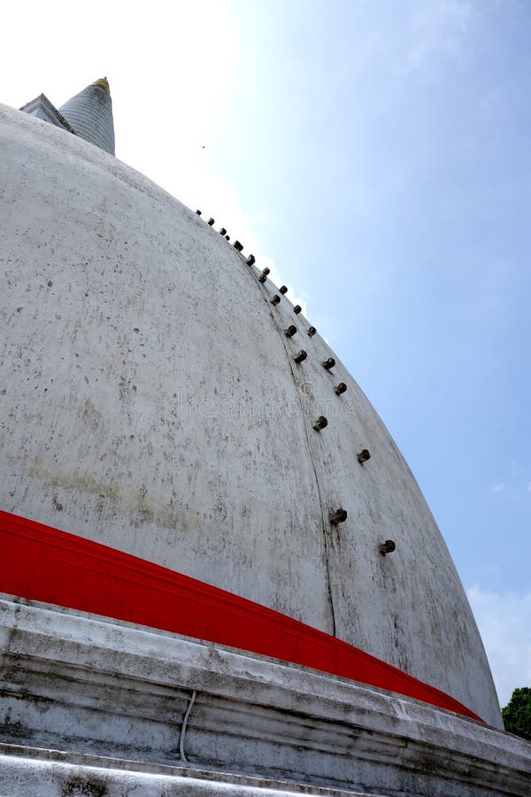 Grand Stupa blanc avec le ruban rouge images stock Grand Stupa blanc avec le ruban rouge images stock