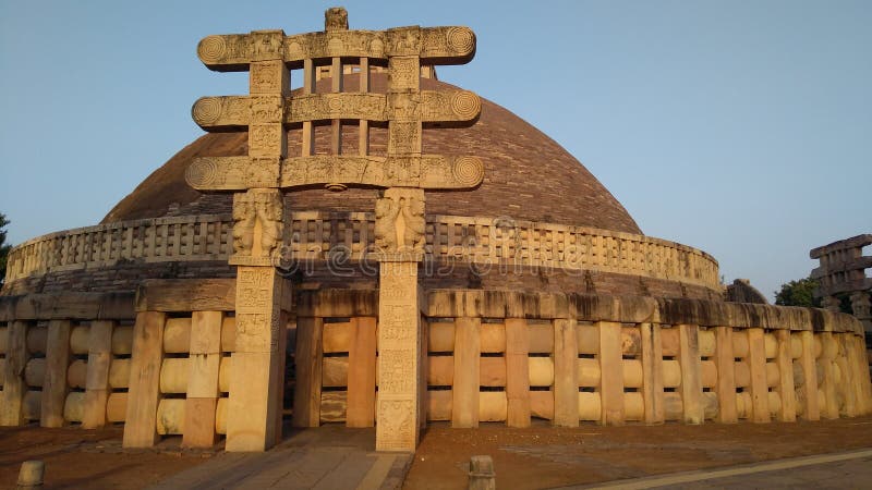 Grand Stupa de sanchi de westside pendant le coucher du soleil image libre de droits Grand Stupa de sanchi de westside pendant le coucher du soleil image libre de droits