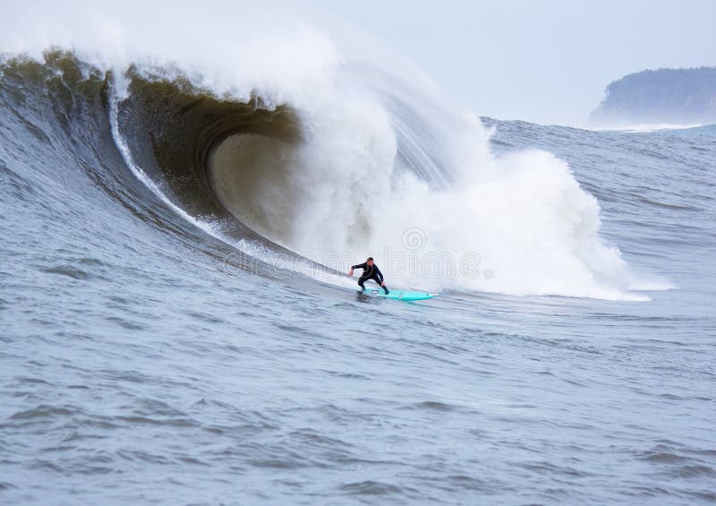 Grand surfer Shaun Walsh Surfing Mavericks California de vague photo stock Grand surfer Shaun Walsh Surfing Mavericks California de vague photo stock