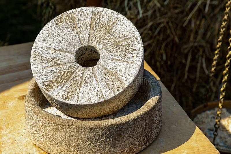 Grand trou gris de rond de pierres dans le pain de meulage inégal de la pâte de production de farine de maïs de millet de grains photo libre de droits Grand trou gris de rond de pierres dans le pain de meulage inégal de la pâte de production de farine de maïs de millet de grains photo libre de droits