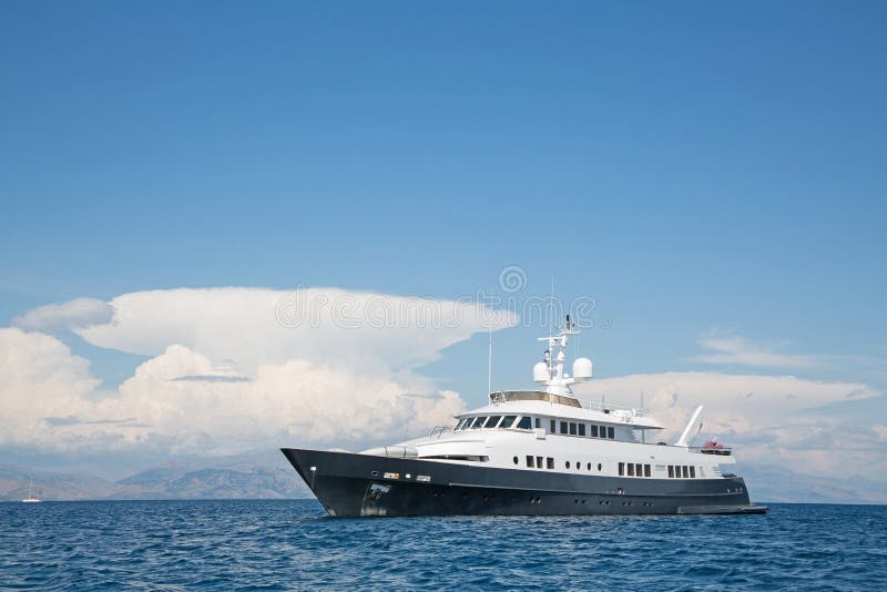 Grand yacht superbe ou méga de luxe de moteur en mer bleue
