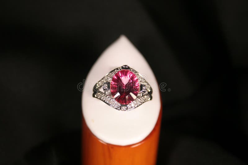 Grande anello di diamante dentellare immagini stock Grande anello di diamante dentellare immagini stock