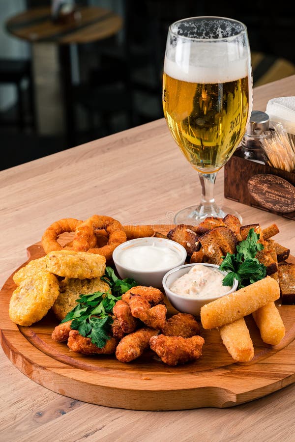 Grande Assiette De Bière Ensemble De Collations De Bière Image