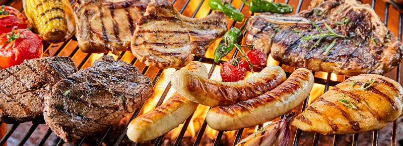 Grande assortimento di grill di carne su un barbecue