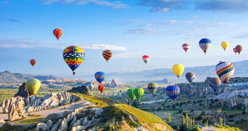 A grande atração turística de Cappadocia - balloon o voo tampão imagens de stock royalty free A grande atração turística de Cappadocia - balloon o voo tampão imagens de stock royalty free