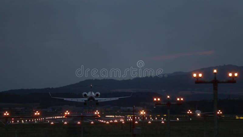 Grande atterraggio dell'aereo dell'aeroplano nell'aeroporto