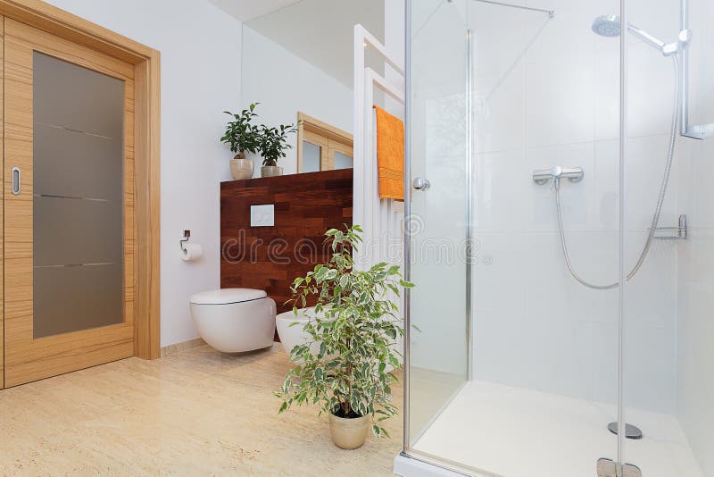Grande bagno con le piante immagini stock Grande bagno con le piante immagini stock
