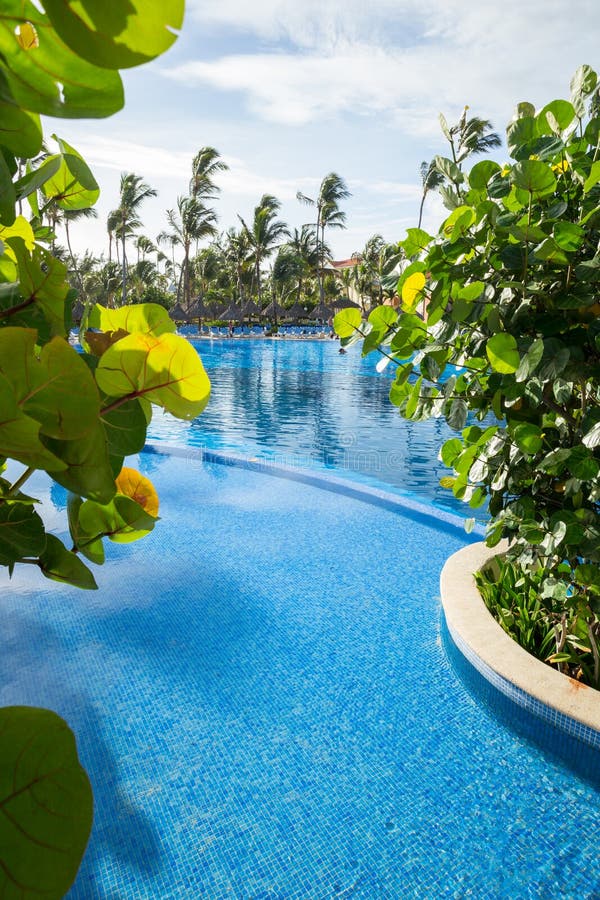 Grande Bahia Principe Hotel Pool il 10 novembre 2015 in Punta Cana, Repubblica dominicana fotografia stock libera da diritti Grande Bahia Principe Hotel Pool il 10 novembre 2015 in Punta Cana, Repubblica dominicana fotografia stock libera da diritti