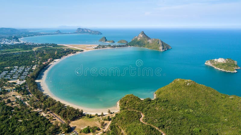 Grande baia tropicale della spiaggia in Tailandia fotografia stock libera da diritti Grande baia tropicale della spiaggia in Tailandia fotografia stock libera da diritti