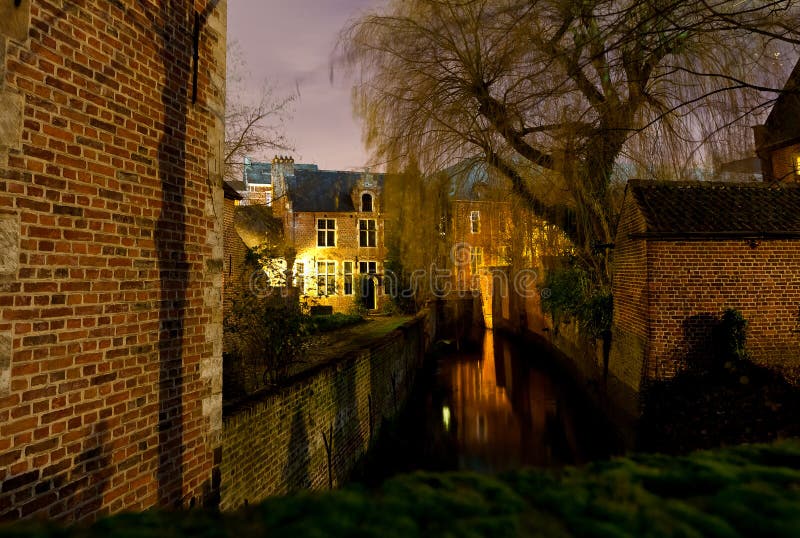 Grande Beguinage, Lovaina, Bélgica na noite imagens de stock Grande Beguinage, Lovaina, Bélgica na noite imagens de stock