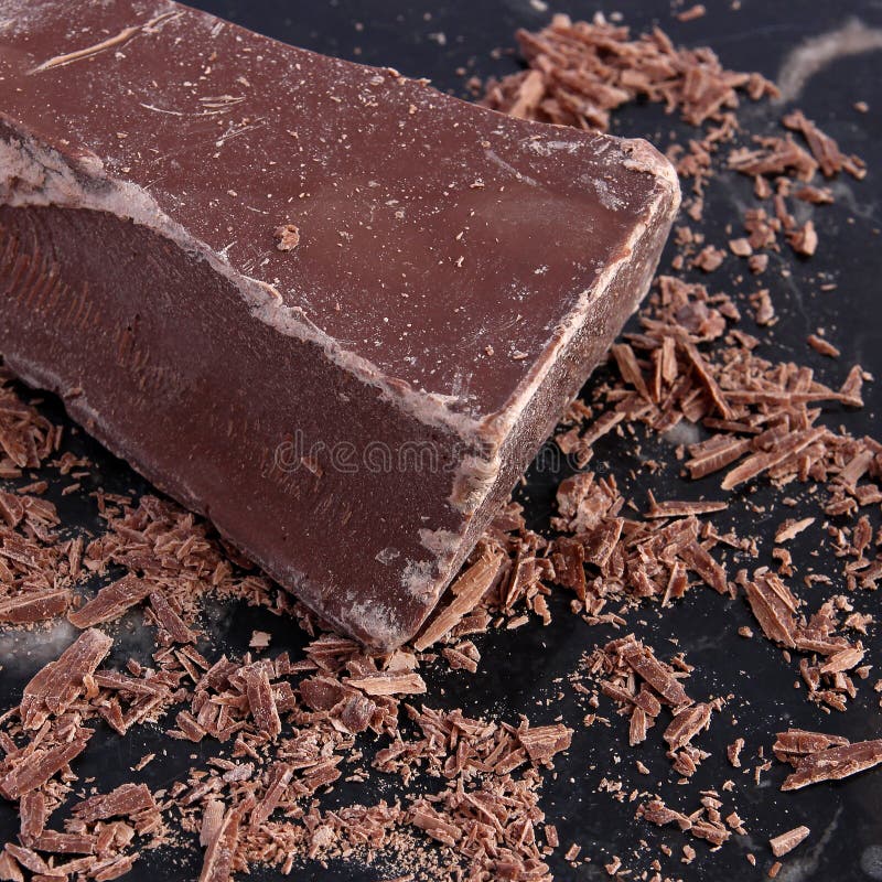 Grande bello pezzo di cioccolato al latte e dei trucioli fotografie stock Grande bello pezzo di cioccolato al latte e dei trucioli fotografie stock