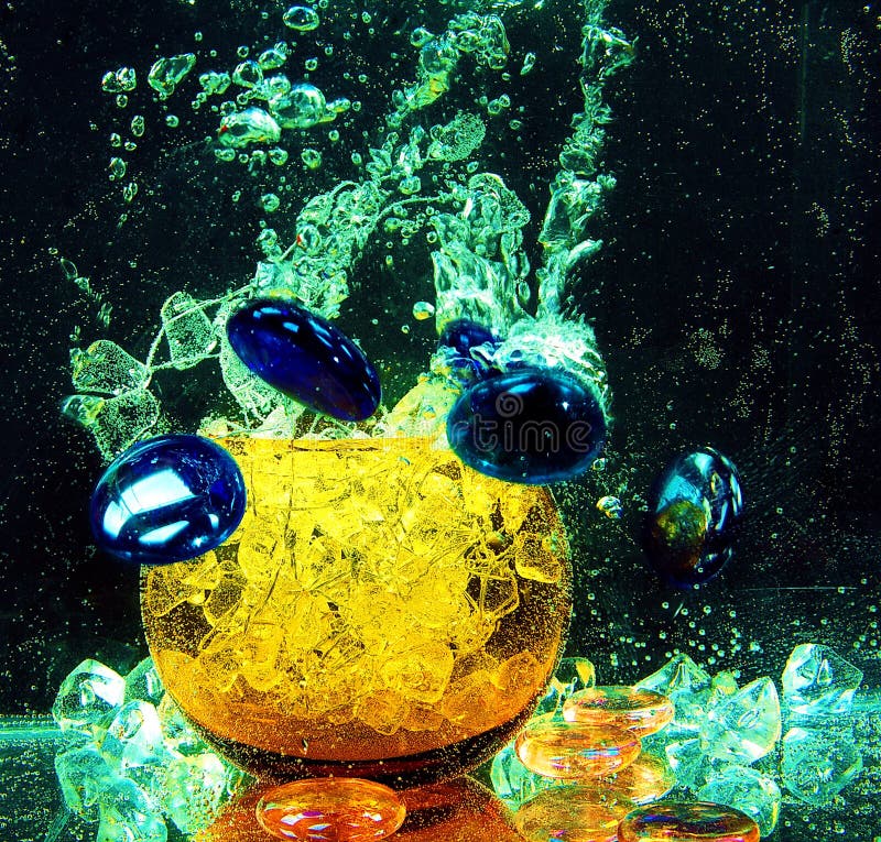 Grande boule transparente en verre à l'intérieur de l'eau avec les bulles d'air a images stock Grande boule transparente en verre à l'intérieur de l'eau avec les bulles d'air a images stock