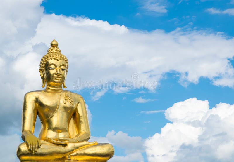 Grande Buddha al triangolo dorato sul fondo del cielo blu fotografia stock Grande Buddha al triangolo dorato sul fondo del cielo blu fotografia stock