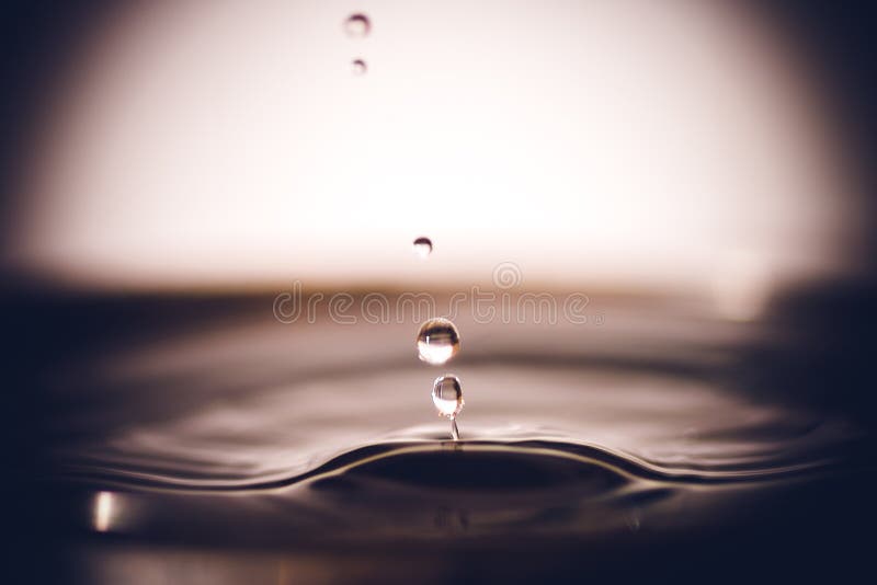Grande caduta di goccia nell'acqua fotografie stock libere da diritti Grande caduta di goccia nell'acqua fotografie stock libere da diritti