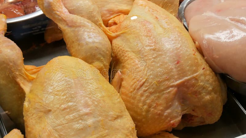 Grande carcassa del pollo sulla finestra o sul contatore di macelleria