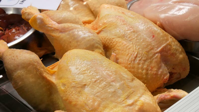 Grande carcassa del pollo sulla finestra o sul contatore di macelleria