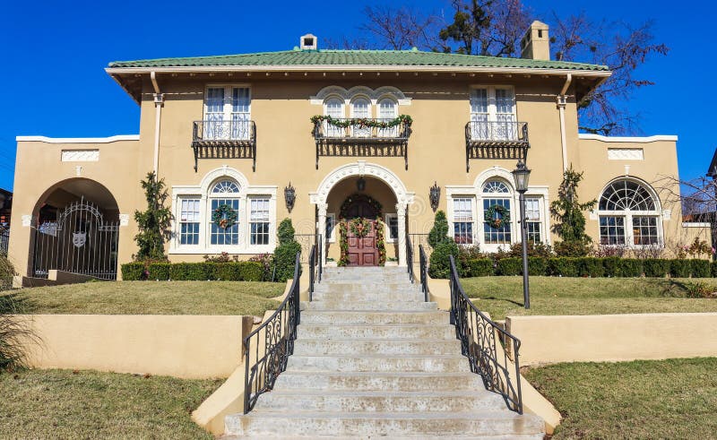 A grande casa de gama alta do adôbe com as etapas que conduzem a ela decorou para o Natal foto de stock A grande casa de gama alta do adôbe com as etapas que conduzem a ela decorou para o Natal foto de stock
