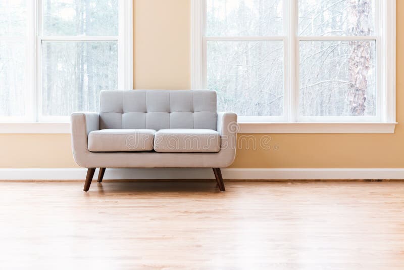 Grande casa interior luxuosa com loveseat fotos de stock Grande casa interior luxuosa com loveseat fotos de stock