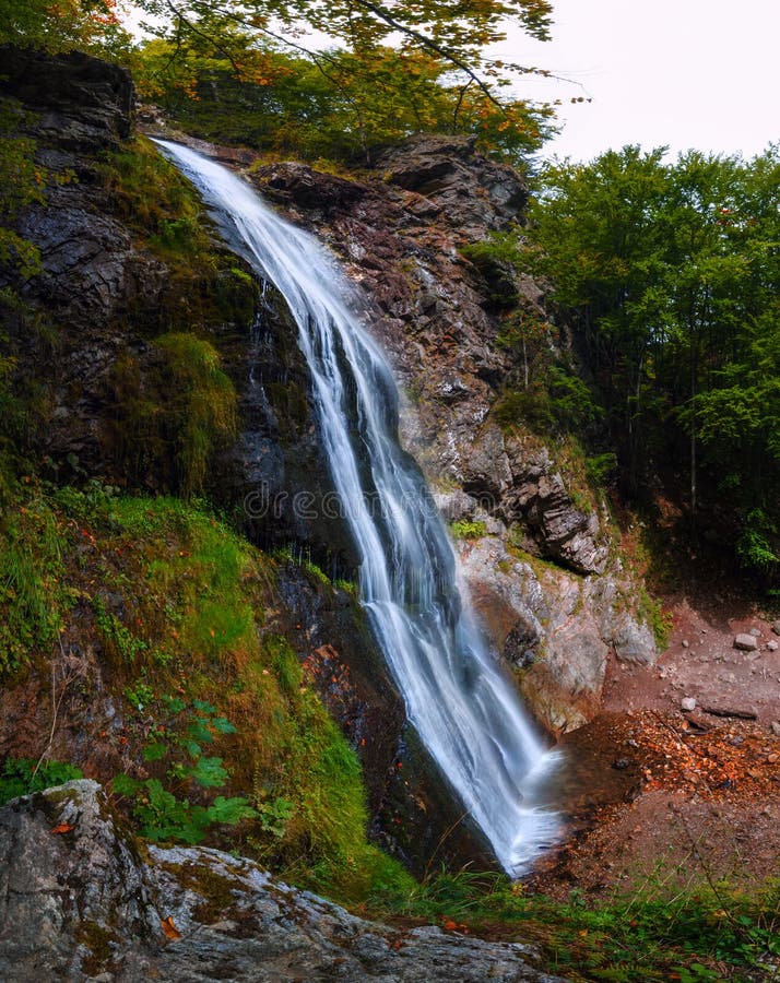 Grande cascata nella foresta immagine stock Grande cascata nella foresta immagine stock
