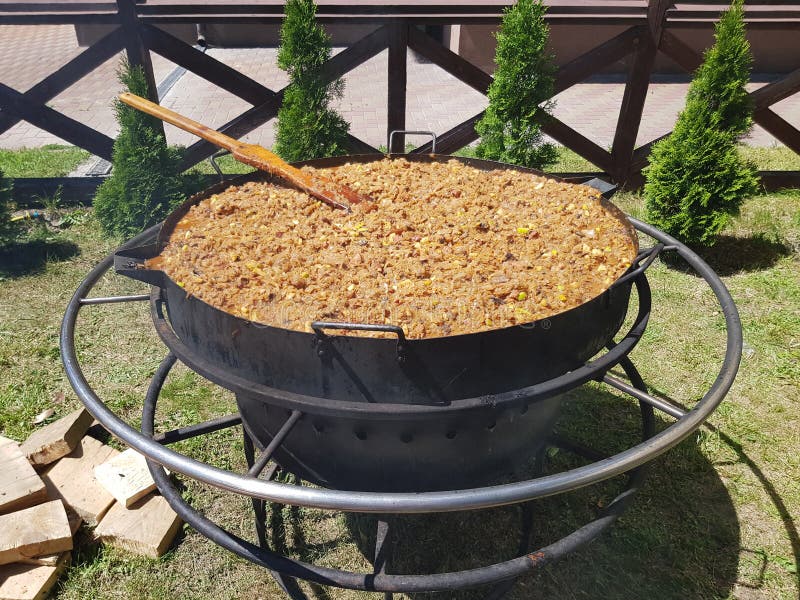 Grande casserole avec des bigos photo stock Grande casserole avec des bigos photo stock