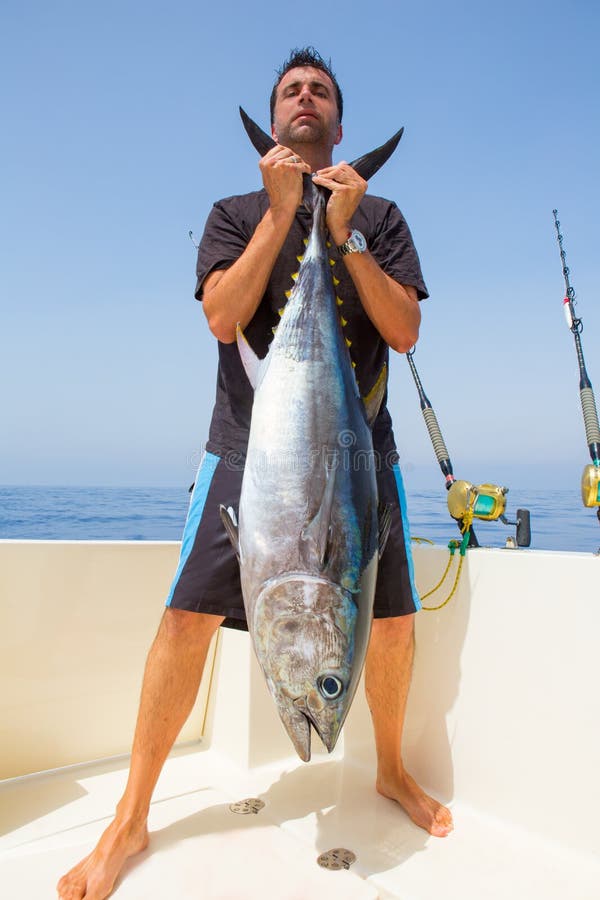Grande cattura dello sgombro di tonno rosso dal pescatore