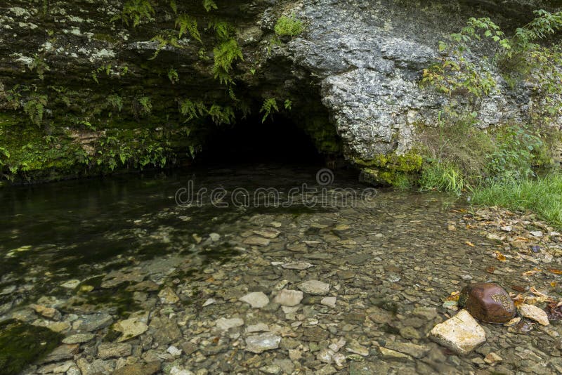 Grande caverne de ressort photographie stock Grande caverne de ressort photographie stock