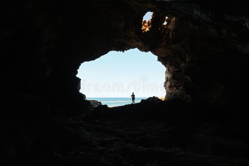 Grande caverne intérieure sur le bord de la mer avec l'ouverture vers la mer photos stock Grande caverne intérieure sur le bord de la mer avec l'ouverture vers la mer photos stock