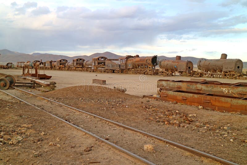 Grande cemitério do trem na cidade de Uyuni, Bolívia, um dos cemitérios antigos os maiores do trem de World’s foto de stock Grande cemitério do trem na cidade de Uyuni, Bolívia, um dos cemitérios antigos os maiores do trem de World’s foto de stock