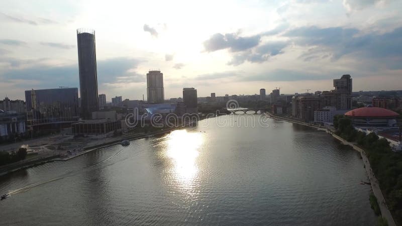 Grande centro da cidade moderno visto de cima de Bonito da cidade da opinião aérea de Yekaterinburg com rio, Rússia