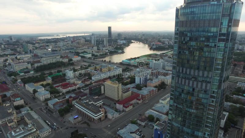 Grande centro da cidade moderno visto de cima de Bonito da cidade da opinião aérea de Yekaterinburg com rio, Rússia