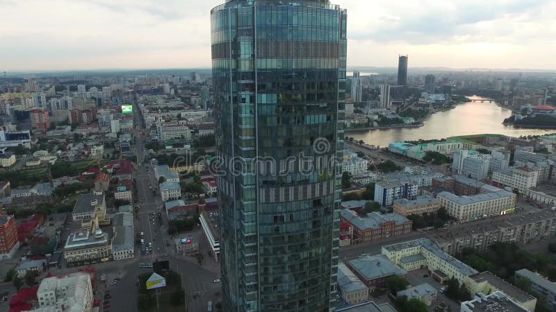 Grande centro da cidade moderno visto de cima de Bonito da cidade da opinião aérea de Yekaterinburg com rio, Rússia