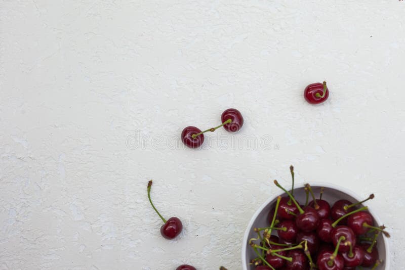 Grande cerise dans un plat sur un fond blanc image libre de droits Grande cerise dans un plat sur un fond blanc image libre de droits