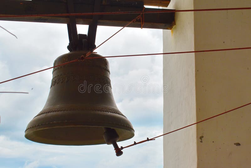 Grande cloche de fonte brute dans la tour de cloche dans l'église photographie stock Grande cloche de fonte brute dans la tour de cloche dans l'église photographie stock