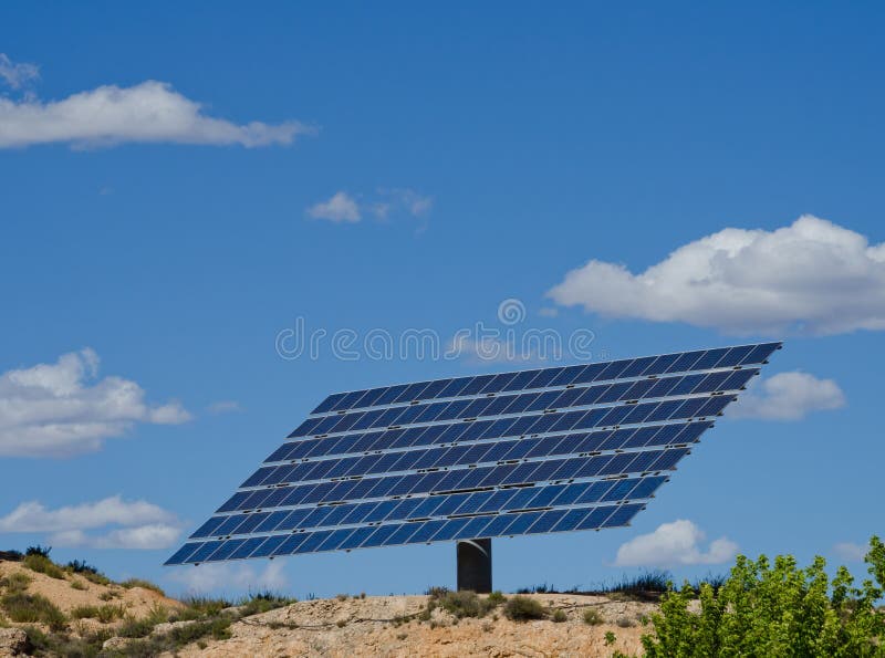 Grande comitato solare su una collina fotografia stock Grande comitato solare su una collina fotografia stock