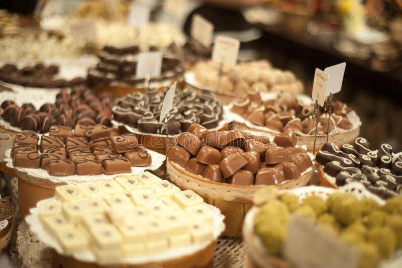 Grande contador com doces de chocolate imagens de stock royalty free Grande contador com doces de chocolate imagens de stock royalty free