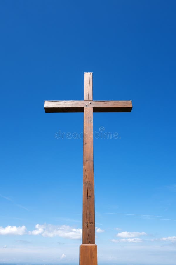 Grande cruz de madeira no Plettenberg imagem de stock Grande cruz de madeira no Plettenberg imagem de stock