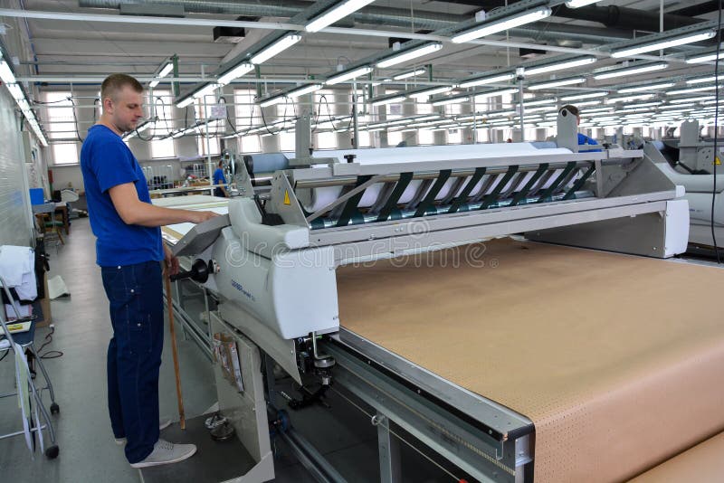 Grande fabbrica tessile con lavoratori di valore