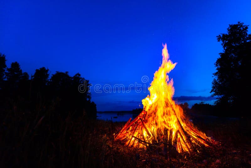 Grande falò contro cielo notturno fotografia stock libera da diritti Grande falò contro cielo notturno fotografia stock libera da diritti