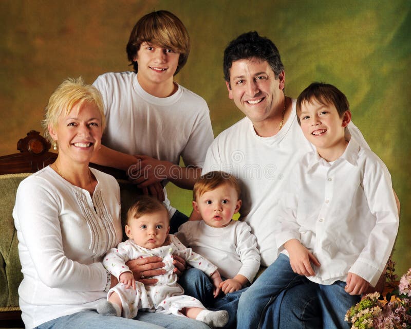 Famiglia Con Tanti Figli Religione Grande Famiglia Con I Figli Immagine Stock - Immagine di elementare