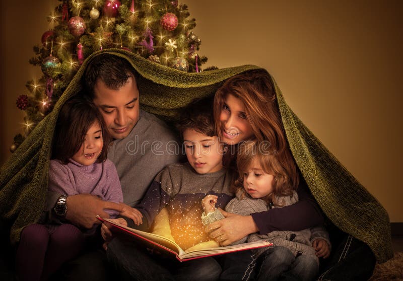 Grande famiglia nella notte di Natale immagine stock Grande famiglia nella notte di Natale immagine stock