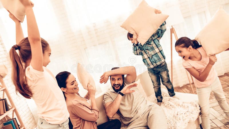 Grande famiglia sveglia felice che ha lotta di cuscino fotografia stock libera da diritti Grande famiglia sveglia felice che ha lotta di cuscino fotografia stock libera da diritti
