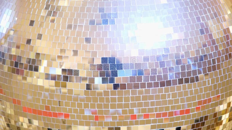 Grande fin d'or lumineuse de boule disco vers le haut de la vidéo de la résolution 4k tournant le fond rétro de boule disco banque de vidéos