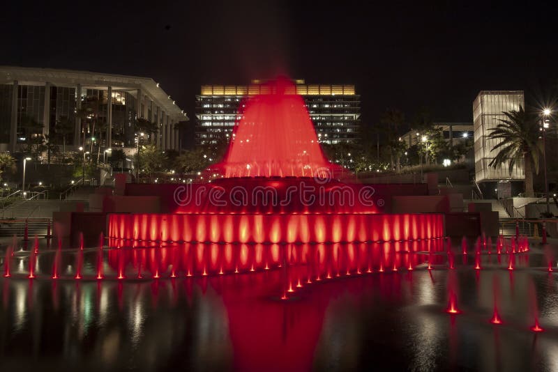 Grande rosso della fontana del parco fotografia stock libera da diritti