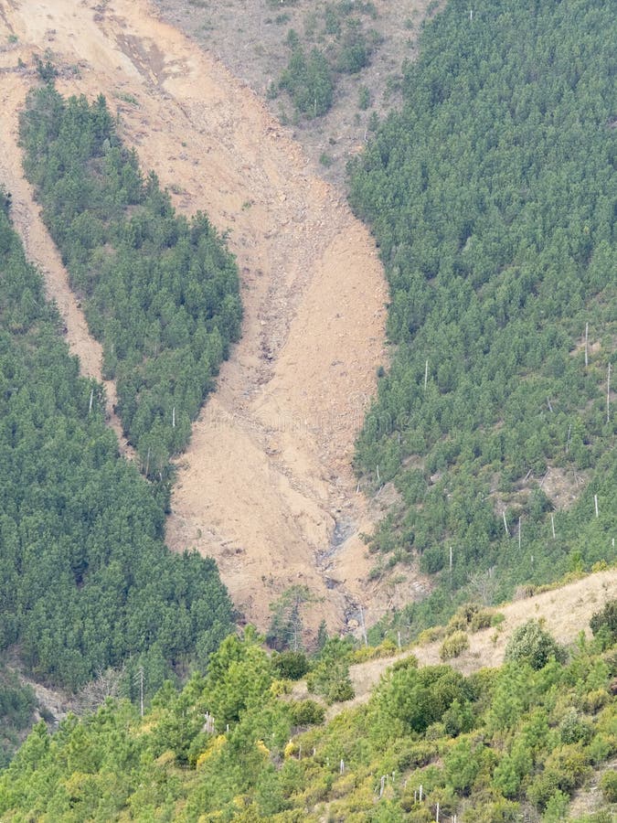 Grande frana dal lato di una montagna: erosione del suolo fotografia stock Grande frana dal lato di una montagna: erosione del suolo fotografia stock