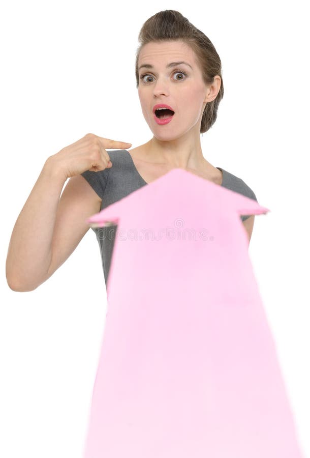 Grande freccia che indica sul dubbio della donna di affari immagini stock Grande freccia che indica sul dubbio della donna di affari immagini stock