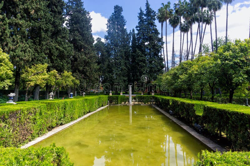 Grande giardino del palazzo reale dello ZAR del ¡ di Alcà in Siviglia, Spagna immagini stock libere da diritti Grande giardino del palazzo reale dello ZAR del ¡ di Alcà in Siviglia, Spagna immagini stock libere da diritti